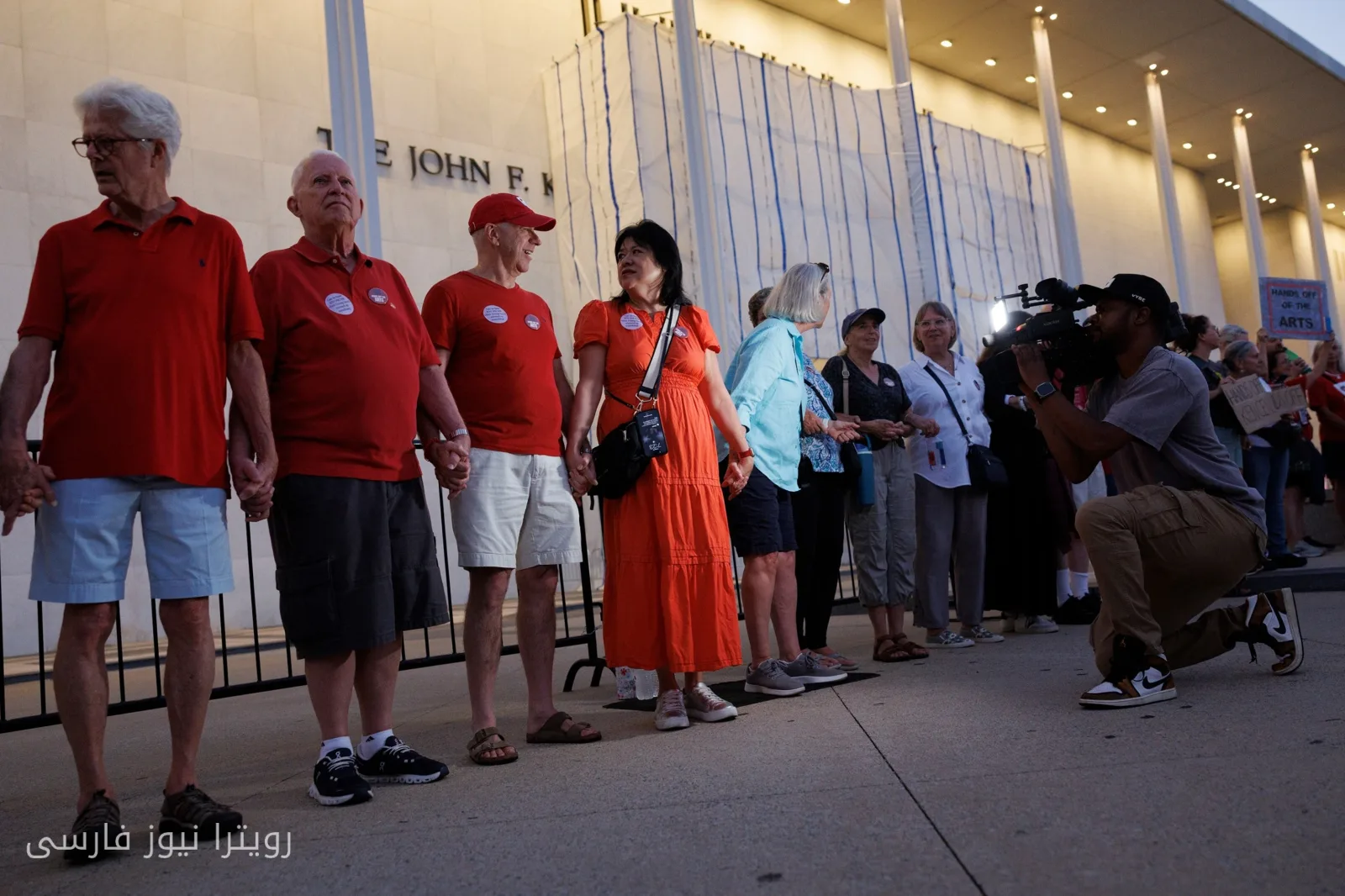 Protesters Form Human Chain at the Kennedy Center to Oust Trump